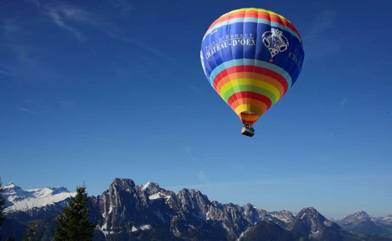 Vol en montgolfière en montagne le matin