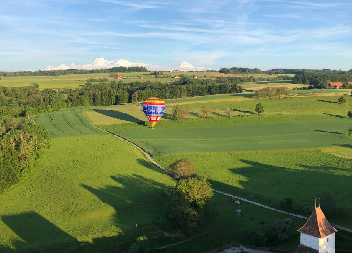 Heissluftballonfahrt auf den Schweizer Hochplateau in der Region Freiburg am Abend